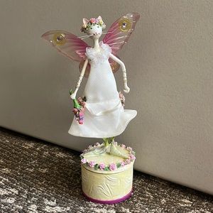 Musical Nymph Cat Figurine from the "Catwalk" Collection by Westland DAMAGED